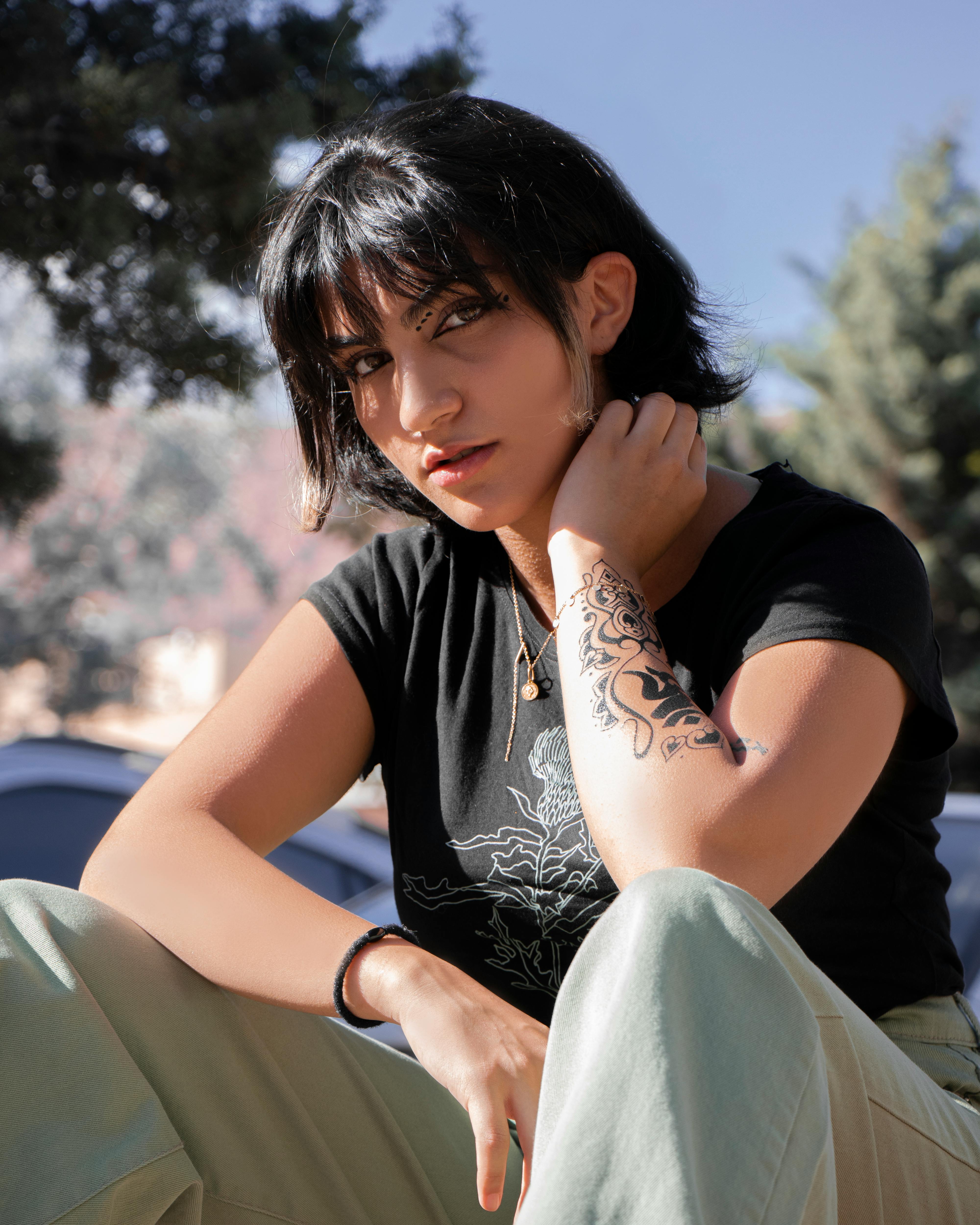 创意团队在工作中进行方案讨论的照片