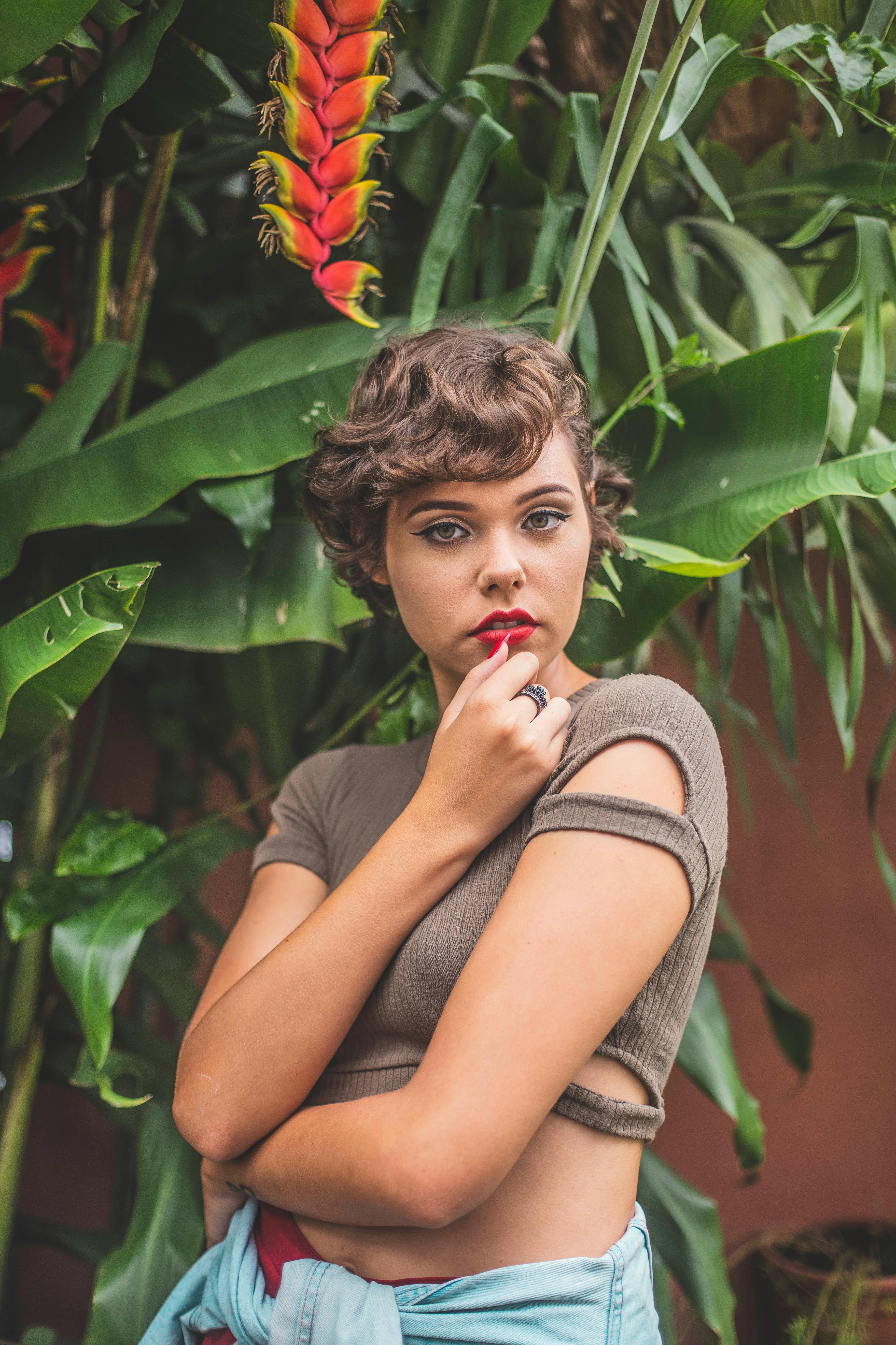 影视人像与创意氛围图，体现内容运营与品牌联动