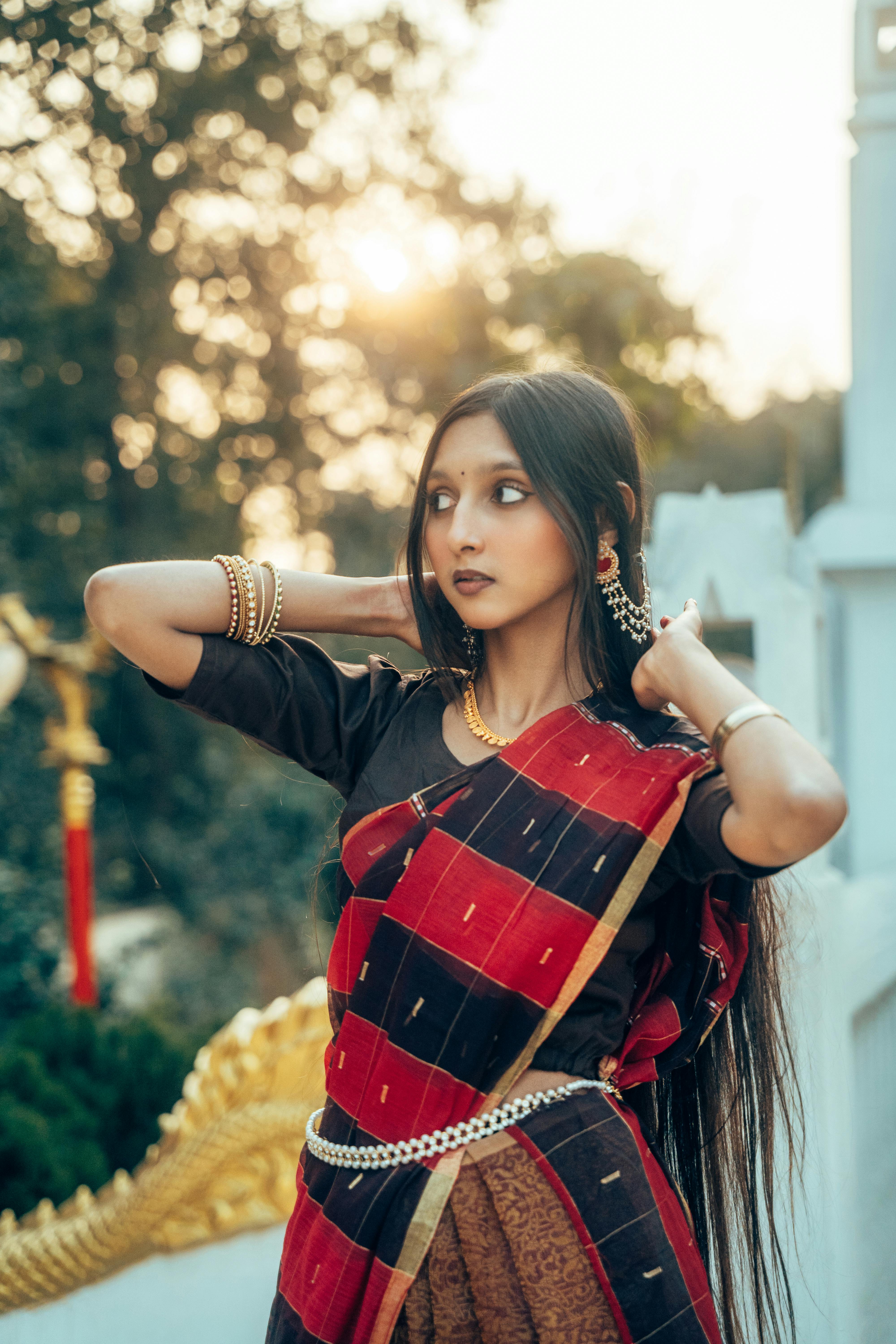 后期团队在工作站进行剪辑与调色的照片