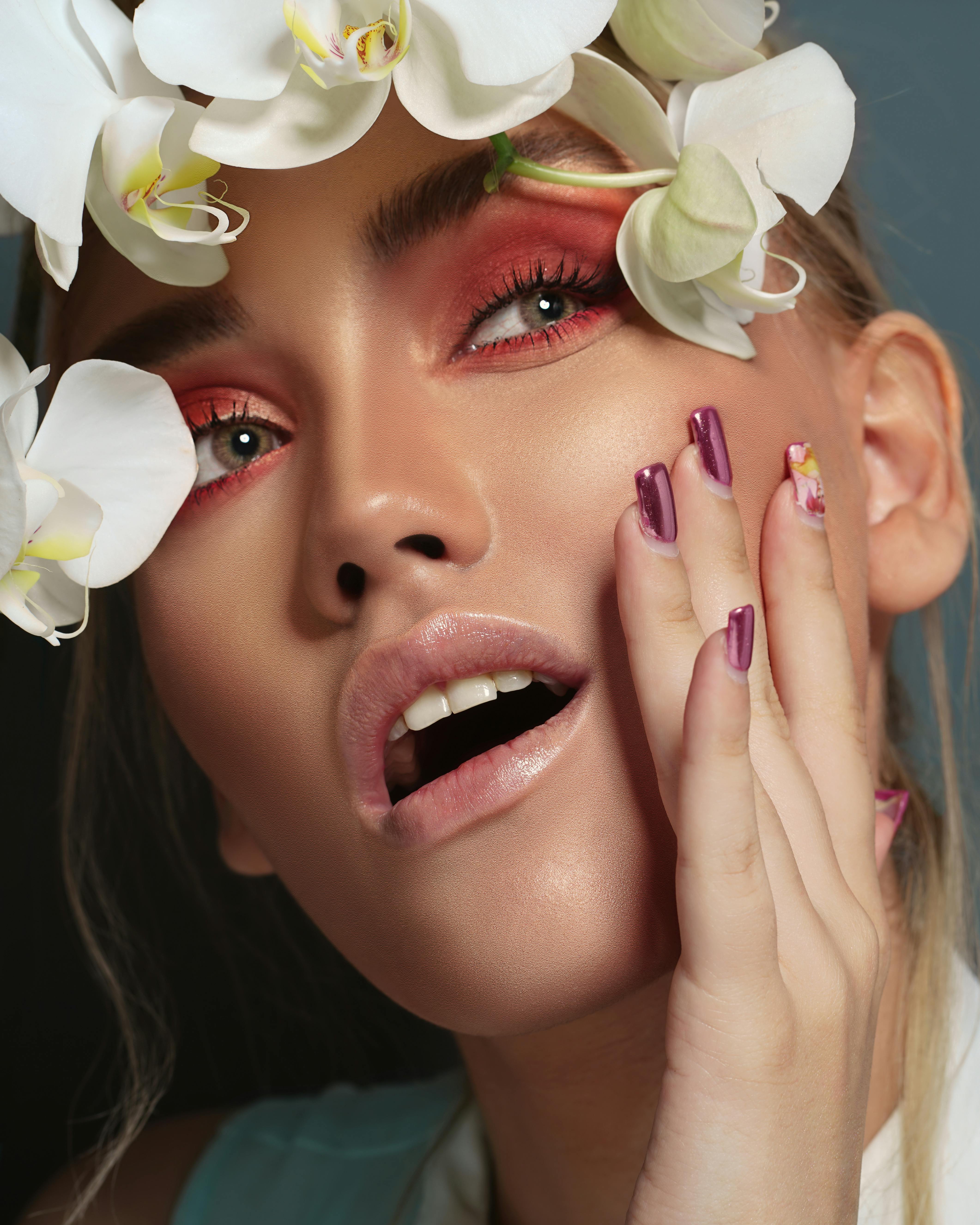 传媒行业团队协作气质图，用于联系模块氛围展示