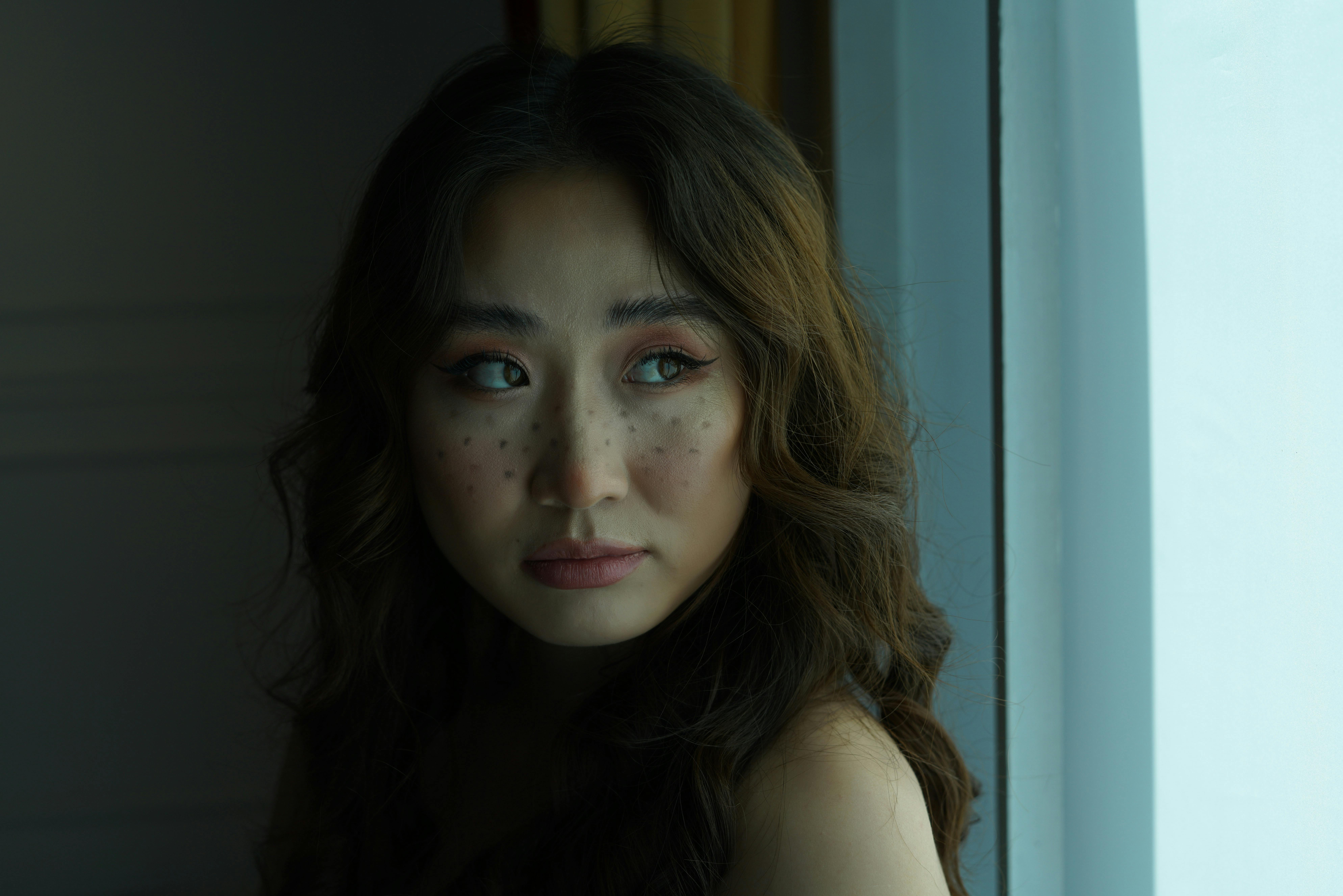 影视团队在会议中讨论宣发策略的照片